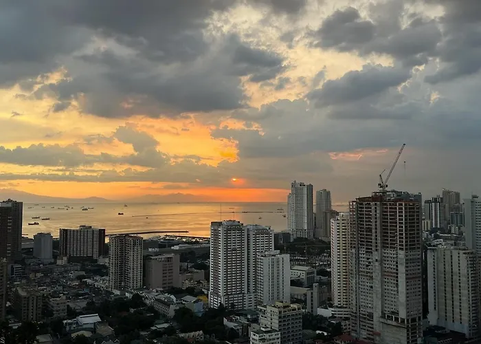 Heaven45 - 2br Spacious With View And Netflix Near Naia, Moa, Makati And 4-6pax * Manila